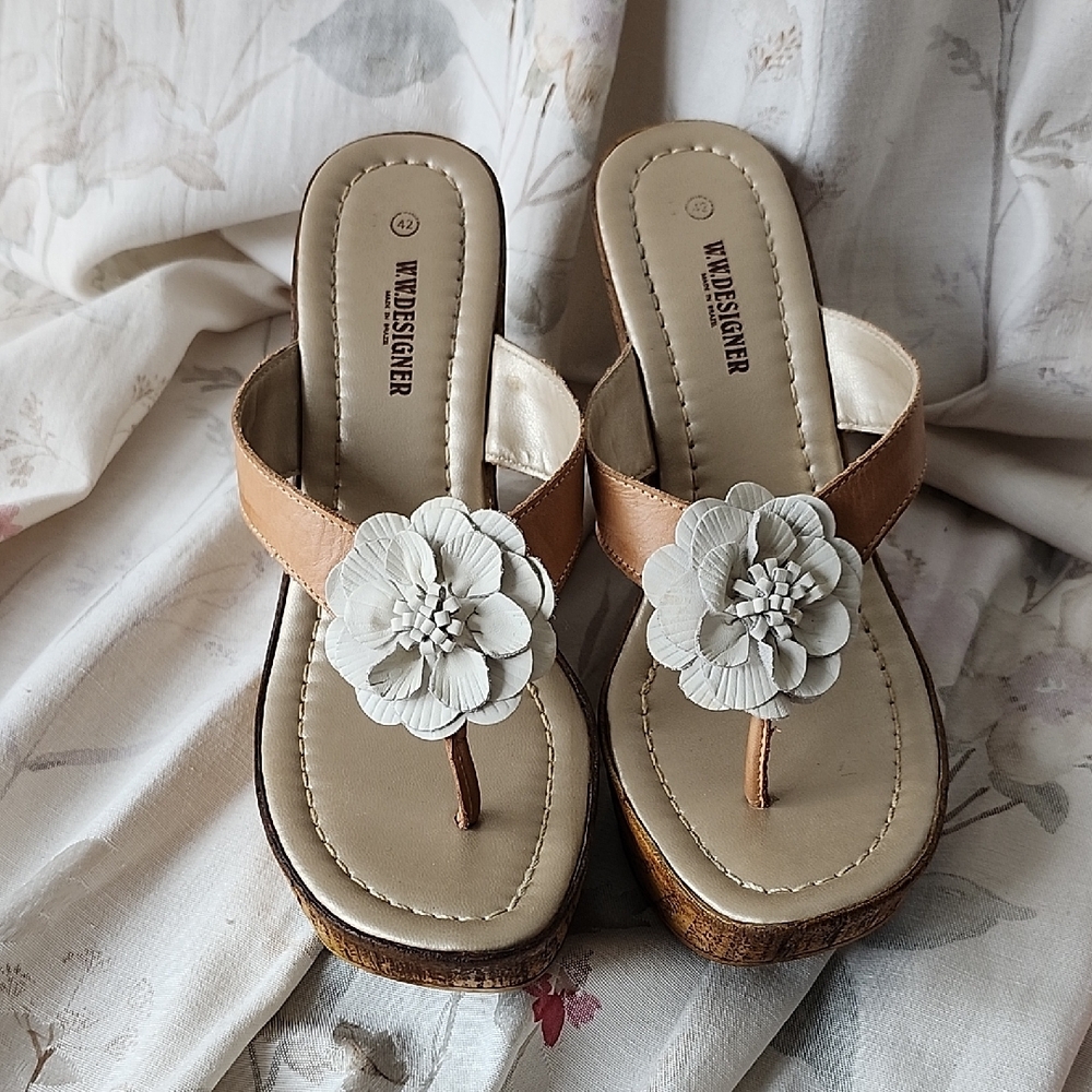 Chic Tan Floral Sandals